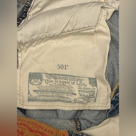 LEVI’S 501 MEN’S ORIGINAL RIPPED JEANS 40WX32L INSEAM 30 INCH MEDIUM WASH - Picture 11 of 16